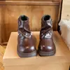Otoño 2026 Nuevos Zapatos para Niños Moda Versátiles Botas tipo Dr. Martens Estilo Británico Retro Remaches Botas de Moda con Forro de Terciopelo para Niñas