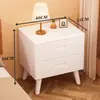 Mesita de noche de madera maciza para dormitorio del hogar 2026 Venta caliente Creativa Pequeño Armario de almacenamiento simple para niños Mesita de noche de tronco