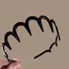 Cor de café com leite tecido plissado presilha de cabelo dentada design de dentes antiderrapante acessório de cabelo feminino suave para combinar em ambientes externos