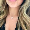 Collar de clavícula con colgante de luna creciente de seda marfil blanco hecho a mano de boutique, cadena de moda con colgante de luna de cuerno de resina para mujer