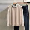 Suéter bicolore falso de duas peças para homens, camisa de marca moderna com gola de camisa e base em tricô listrado, malha casual para outono e inverno para homens