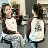 Camiseta Estilosa de Pelúcia com Manga Raglan Longa para Meninas Novo Estilo Outono/Inverno Camada Base para Meninas Pequenas Top com Gola Redonda para Crianças de Tamanho Médio e Grande