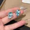 Brincos Redondos de Zircônia Azul Gelo Transparente para Mulheres 2026 Novo Estilo Brincos Exquisitos de Alto Padrão Brincos Únicos e Bonitos