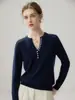 Suéter de Caxemira Novo Outono/Inverno 2026 Feminino Gola Tesoura Multi-Botões Cor Sólida Elegante Versátil Malha Solta Camada Base Top