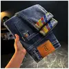 Pantalones de Mezclilla Elásticos Ajustados Rectos Modernos Estampados para Hombre 2025 Primavera Nuevos Bordados Gama Alta