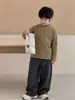 2026 Otoño/Invierno Nueva Camiseta Base de Manga Larga Rayada para Niños Medianos y Mayores Camiseta Casual Top Cálido para Niños Moderno