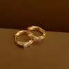 Brincos Minimalistas com Textura Líquida e Pino Único de Zircônia Estilo Ins, Brincos Versáteis de Luxo Banhados em 18K