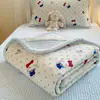 Conjunto de três peças novo modelo: um lado é gaze dupla camada, o outro é capa de cama em veludo de leite e fleece de bebê, adequada para dormitório, como cobertor, protetor de colchão ou sobrecolchão