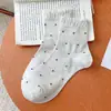 Nuevos calcetines grises de lunares con bordes rizados para mujer, calcetines de algodón transpirables y absorbentes de sudor, lindos calcetines apilados de estilo japonés con encaje hasta la mitad de la pantorrilla