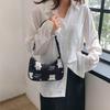 Bolso pequeño para niña, nuevo bolso bandolera portátil de verano con dibujos animados para mujer, color rosa, bonito bolso de hombro bajo el brazo 2024