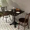 Restaurante Occidental Mesa y Sillas de Comedor Color Nogal Estilo Retro Tema Mesa de Bar para Comedor Combinación de Silla Minimalista Italiana de Hierro Fundido y Madera Maciza
