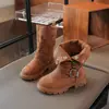 Botas antideslizantes de media pantorrilla con suela suave, diseñadas para niñas, con forro de felpa, de estilo británico y adecuadas para otoño e invierno, que proporcionan calidez y comodidad.. Estas son botas cortas para niños o botas de cuero