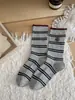 Calcetines holgados a rayas estilo coreano para mujer, otoño e invierno, calcetines versátiles de media pantorrilla, calcetines de algodón sin costuras, calcetines en tonos grises con accesorios de botón