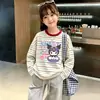 Camiseta listrada de manga longa 100% algodão para meninas, novo estilo primavera e outono 2026, top versátil casual ins, camiseta básica infantil, moderna