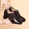 Sapatos femininos de peça única retrô para primavera e outono, versáteis, com decote profundo, de couro, sapatos soltos para mães de meia-idade, dropshipping, bico quadrado, salto alto, sapatos de salto único