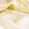 Collar Europeo y Americano Simple Elegante Hueco en Forma de Corazón Acero Inoxidable Amor Cadena Clavícula Acero Titanio Corazón de Durazno Colgante Venta al Mayoreo