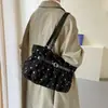 Bolsa de ombro simples e moderna em camurça de grande capacidade, bolsa da moda com estampa de bolinhas de luxo leve, nova bolsa de ombro de outono de 2026