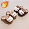 Chinelos Casuais Versáteis para Mulheres 2026 Outono/Inverno Novo Estilo Moda Fofo Desenho Animado Gatinho Chinelos Peludos Fechados para Mulheres