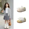 Sapatos Femininos 2026 Primavera/Outono Novos Confortáveis Respiráveis Tênis Esportivos Crianças Cadarço Sapatos de Treino Alemães Crianças de Tamanho Médio e Grande Sapatos Forrest Gump