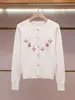 Shenzhen Nanyou presenta su nueva colección de otoño de ropa femenina de alta gama: un cárdigan de punto elegante y sofisticado estilo francés con bordado de rosas tridimensional
