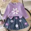 Conjunto de primavera e outono para meninas da SHEIN: novo top roxo de manga comprida + shorts jeans florais, fresco e estiloso, em estoque