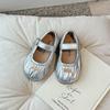 Nuevos Zapatos Pequeños de Cuero para Niñas Primavera y Verano 2024 Zapatos de Frijol con Suela Suave para Niños Zapatos de Princesa Estilo Xiaoxiang Primavera y Otoño