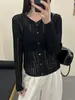 Cardigã de tricô fino de lã feminina, macio e com bom caimento, de estilo refinado e elegante, corte solto, de abotoamento simples, perfeito para usar em camadas.