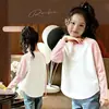 Camiseta Base para Niñas Estilo Coreano Nueva de Primavera y Otoño con Dobladillo Curvo, Camiseta de Manga Larga Color Bloque para Niños Mayores, Top de Moda Ajustado
