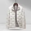 Chaqueta de plumas para hombre de otoño e invierno, directa de fábrica, plumón de pato nuevo estándar nacional, cuello alto, estilo corto, costuras selladas para evitar fugas de plumón, chaqueta para hombres jóvenes y de mediana edad