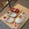 Sapatos de Princesa para Meninas, Sapatos de Couro Estilosos para Meninas, Novo Modelo Primavera e Outono 2026, Sapatilhas Macias Antiderrapantes com Laço para Crianças, Modernos