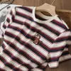 Camiseta Listrada Color-Block da Moda com Bordado de Macaco, Top Confortável de Algodão com Manga Curta e Gola Redonda, Nova Coleção Primavera/Verão