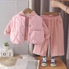 Colete acolchoado de algodão com estampa de estrelas coloridas para meninas, outono e inverno, combinado com um moletom com capuz e calças de moletom casuais, um conjunto quente e espesso para crianças