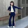 Conjunto de Ropa Deportiva para Niñas Primavera Otoño 2026 Nuevo Estilo Coreano Sudadera con Bloques de Color Chaqueta Pantalones Acampanados con Peto Conjunto de Dos Piezas