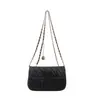 Otoño 2026 Bolso Cuadrado Pequeño con Cadena Diseño Retro Nicho Elegante Bolso de Hombro de Moda Tendencia Casual Bolso de Axila