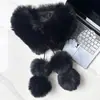 Foto real de un pañuelo con pompón de piel sintética de zorro, estilo largo con flecos y pompones, elegante y versátil, adecuado como cuello de pelo o calentador de cuello.
