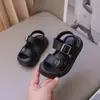 Sandalias Infantiles 2026 Verano Nuevo Estilo Velcro Moda para Niñas Sencillas Zapatos de Bebé Antideslizantes para Niños Zapatos de Playa
