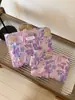 Nueva Bolsa de Cosméticos Morada con Relieve de Flores de Gran Capacidad Transfronteriza Bolsa de Almacenamiento Portátil para Salir Bolso de Mano para Niña