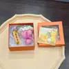 Llavero de Mini Ramo Tejido a Mano "Gracias por Estar Aquí" Colgante con Etiqueta para Regalo del Día del Maestro, Adorno para Bolso para Maestros