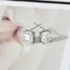 Brincos de Tarraxa Luo Chen Quadrados de Quatro Garras Estilo Coreano Super Brilhantes com Pedra Única, Elegantes e Luxuosos, Suaves para as Orelhas, Brincos Frescos e Delicados