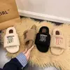 Ins otoño felpa plano tira única bordado aplique perezoso algodón pantuflas estilo coreano 2026 pantuflas de pelo 3D para mujer uso exterior