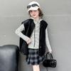 Conjunto de Roupas de Outono para Meninas 2025 Novo Conjunto de Três Peças com Colete de Couro Listrado com Capuz Saia Curta Casual Grande Estilo Primavera e Outono