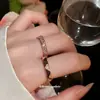 Anel de losango com diamantes inteiros vintage usado, requintado, luxo leve, sensação de alta qualidade, anel para o dedo indicador, design de nicho moderno, anel de dedo