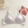 Mismo estilo que en DouyinLencería sin costuras, suave y ligera con un lujoso diseño de malla, con una copa triangular que brinda soporte y realza el busto para senos pequeños, perfecta para mujeres jóvenes