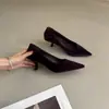 Zapatos bajos de terciopelo con tacón alto y punta fina estilo francés para mujer, nuevo modelo 2026, estilo ligeramente maduro, tacón fino, zapatos de oficina, zapatos elegantes para mujer