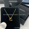 V Oro Versión Alta Coco Crush Patrón Acolchado Incrustado con Diamantes Collar Vibrante Lujo Ligero Nicho Sensación de Alta Gama para Mujer Tallado de Precisión CNC