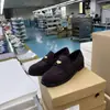 Mocassins de Estilo Britânico com Pequena Etiqueta Dourada para Mulheres, Sapatos Baixos de Camurça para o Dia a Dia, Sapatos Pequenos de Couro Retrô, Fábrica de Origem Transfronteiriça