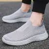 Zapatos para Hombre 2026 Nuevo Estilo Transfronterizo Tejido Volador Casual Zapatos Palomita Ligeros Suela Suave Slip-On Zapatos Deportivos para Correr