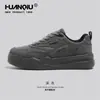 Tênis de Moda Global com Solado Grosso para Homens Primavera 2026 Novos Sapatos Esportivos Macios com Solado e Aumento de Altura Nicho Versátil Sapatos Casuais
