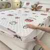 Juego de Tres Piezas de Sábana Bajera Acolchada Estampada, Cubre Cama Individual, Sábana, Protector de Colchón Simmons, Protección Gruesa a Prueba de Polvo