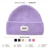Gorro de punto estilo coreano para otoño e invierno con etiqueta en inglés, gorro de lana versátil para mujeres con circunferencia de cabeza grande, gorro para clima frío que cubre las orejas, gorro para poner que hace que la cara parezca más pequeña